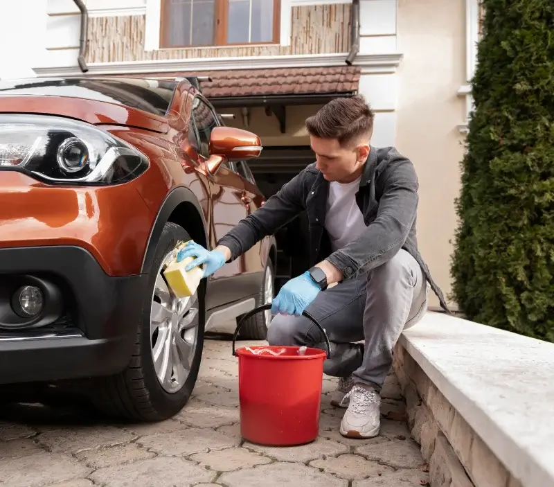 Lavage auto à domicile Caudiès-de-Conflent : professionnel intervenant sur un véhicule
